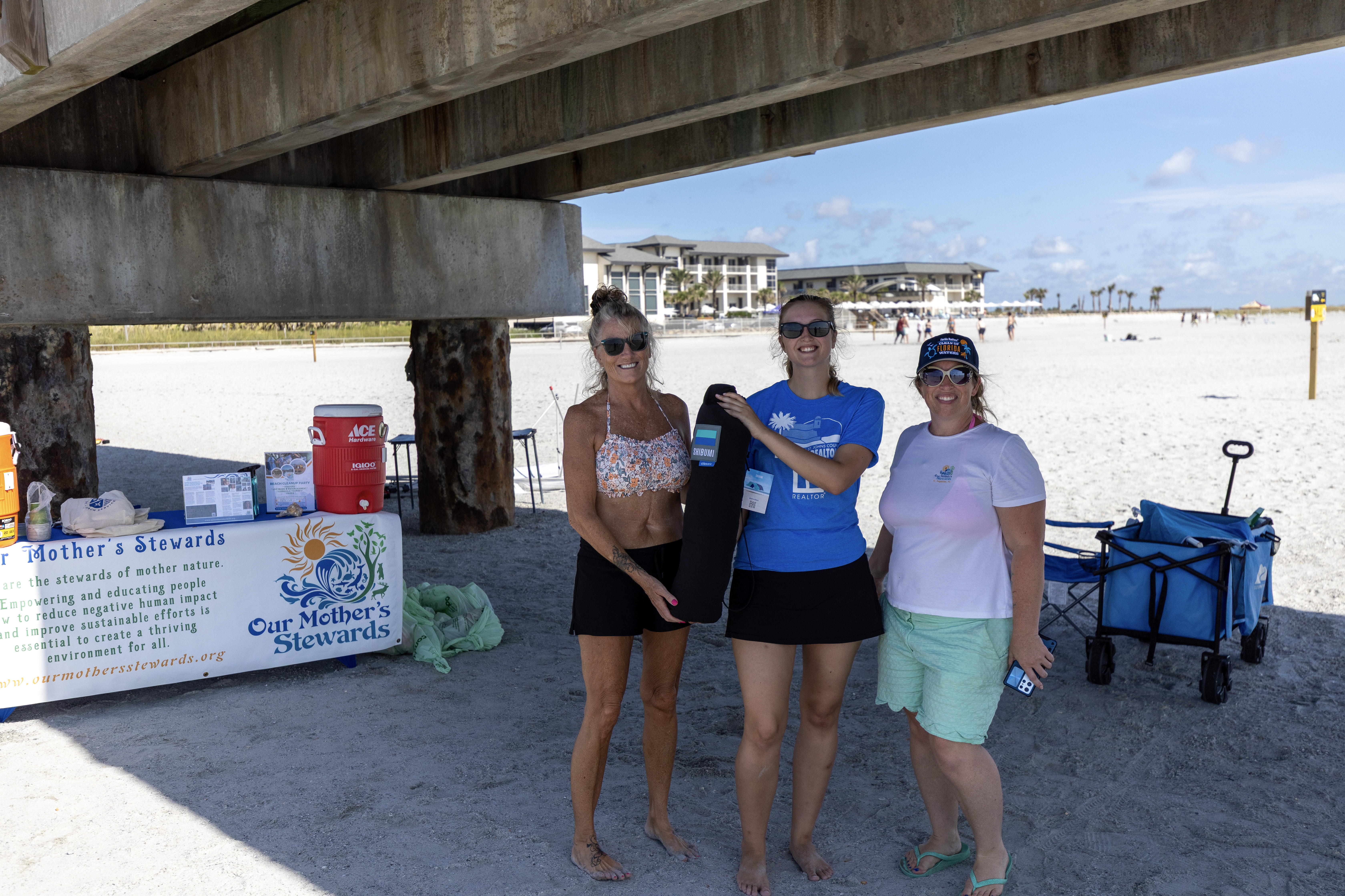 Shawnda Ulmer winning the Shibumi Shade prize for largest item of trash collected!