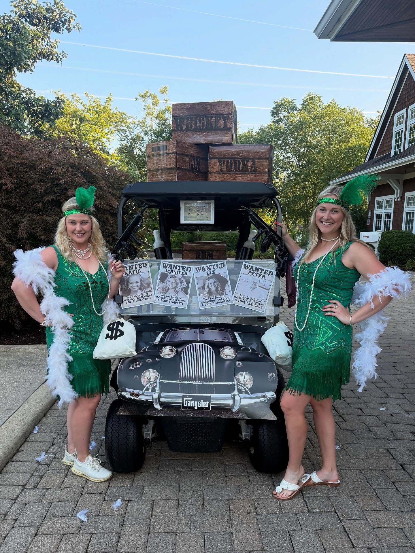 Flappers on the fairway — this “getaway” cart, complete with bootleg crates and wanted posters, stole the show.