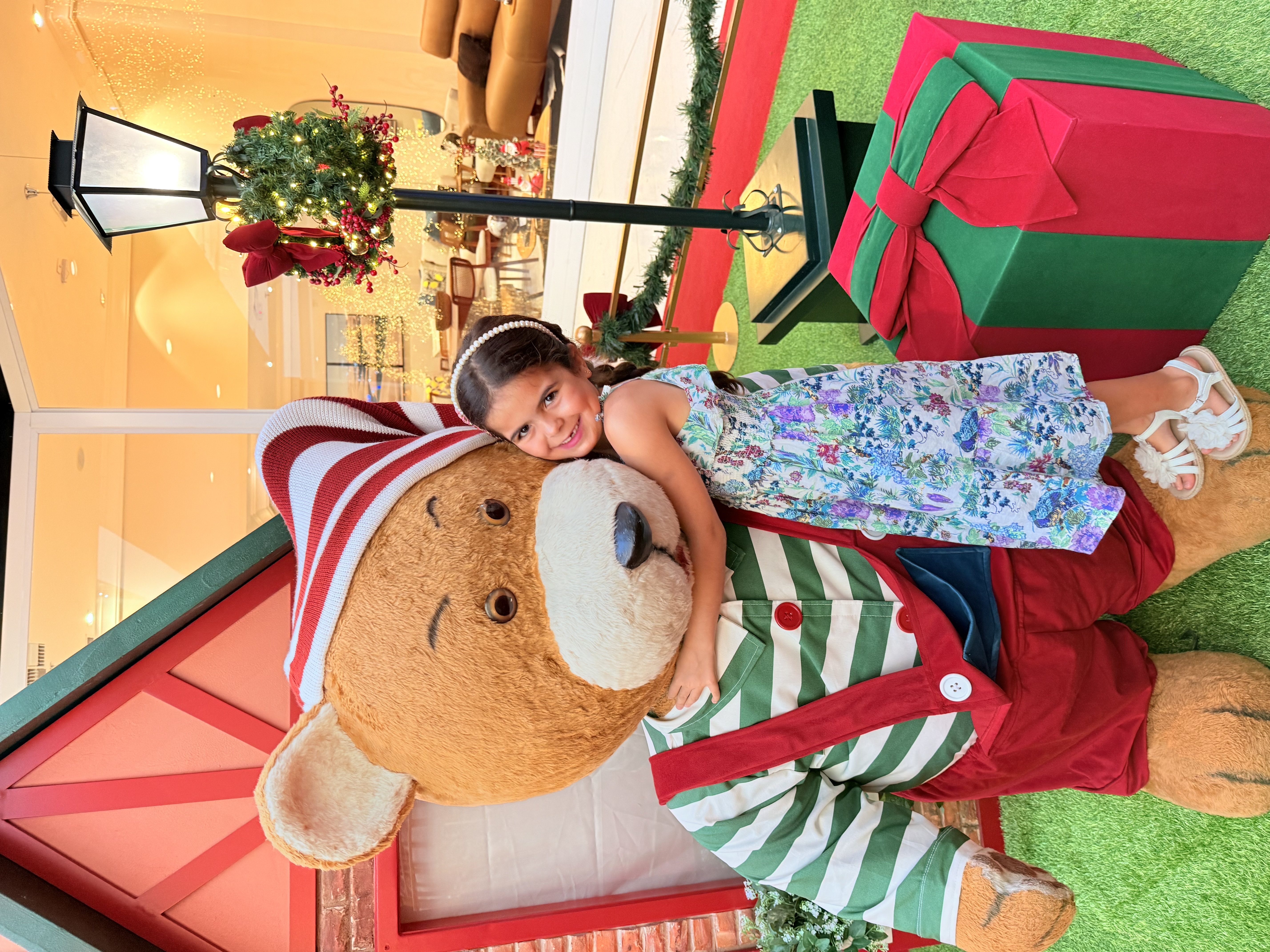 Sienna Mesquita (Wildhorse) amazed by the Christmas decorations in Brazil.