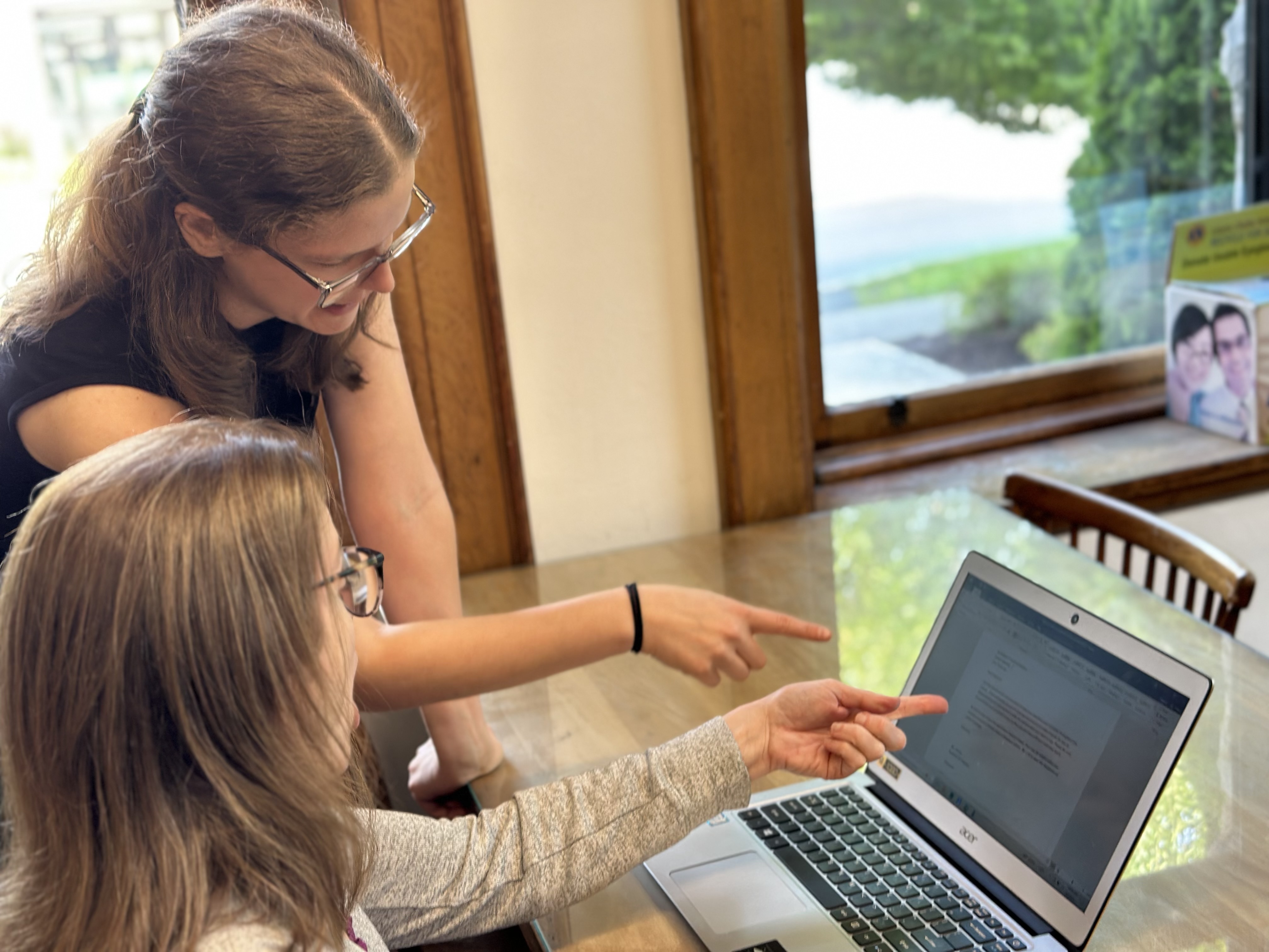 Hannah leads a tech help session
